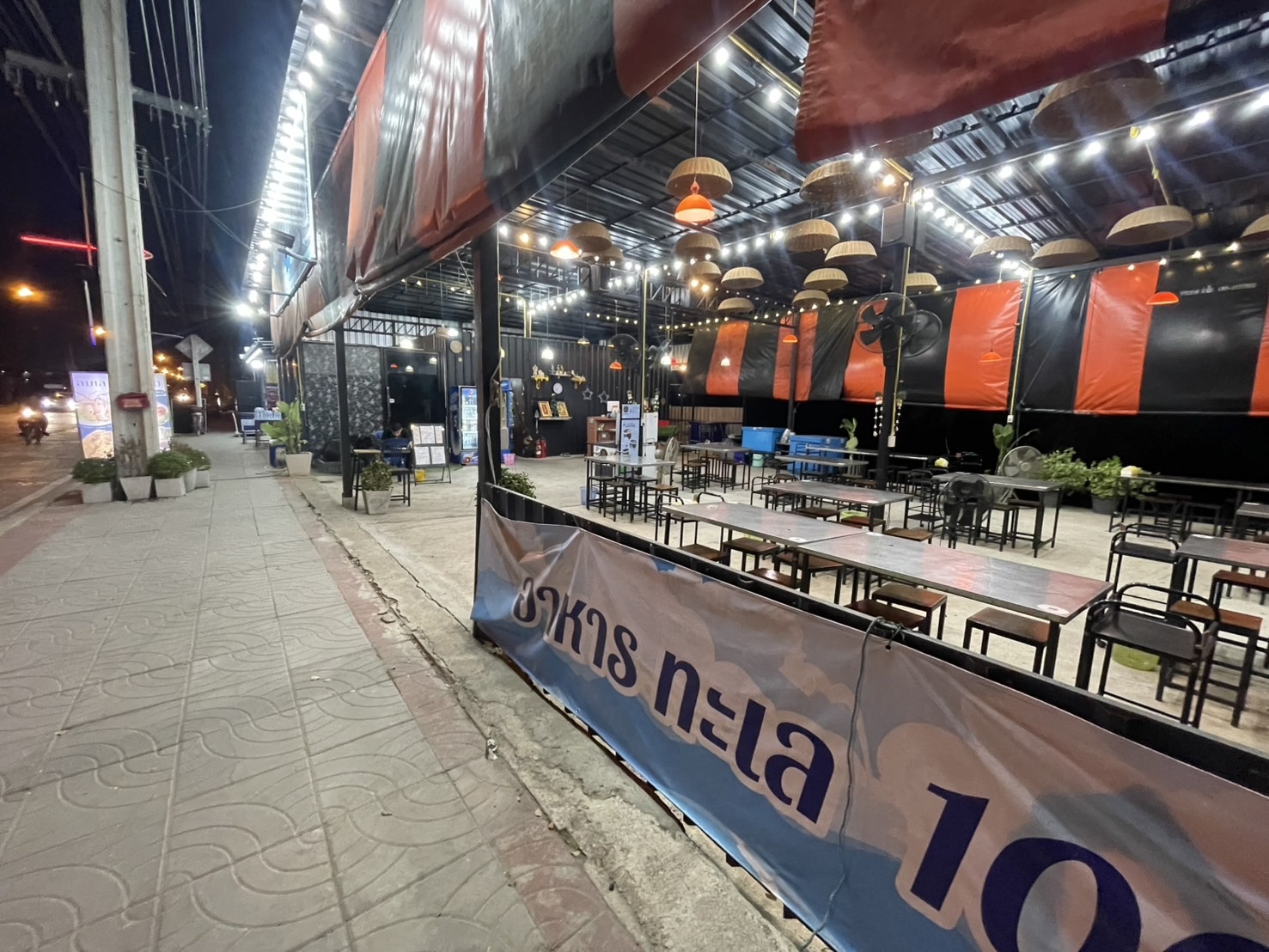 เซ้งด่วนร้านซีฟู๊ด ไทรน้อย นนทบุรี ติดถนนใหญ่ จอดรถหน้าร้านได้เลย มีลานจอด ให้โครงสร้าง