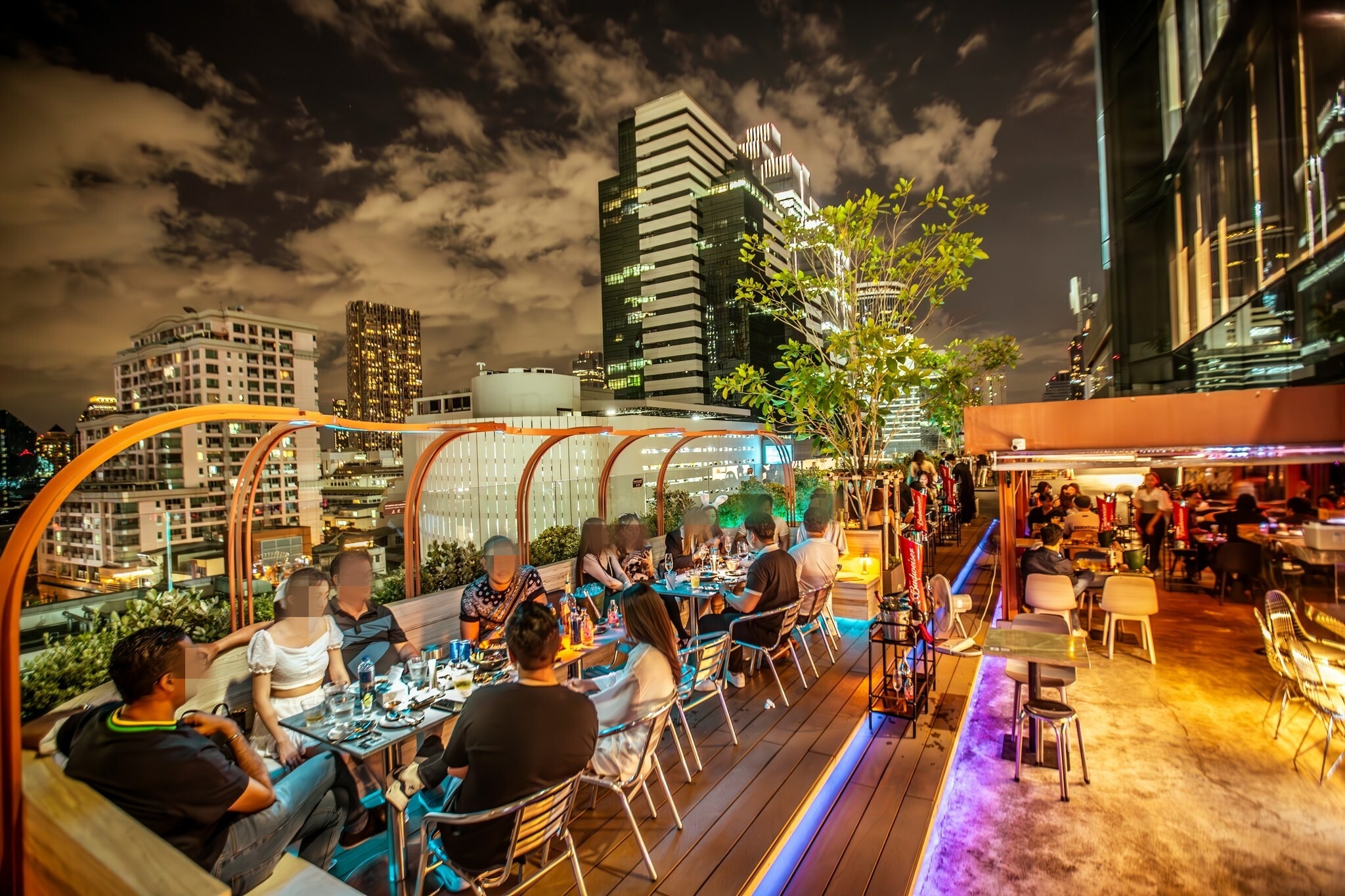 เซ้ง Pub &amp; Rooftop Bar ใจกลางสีลม ติด BTS และ MRT มีที่จอดรถ