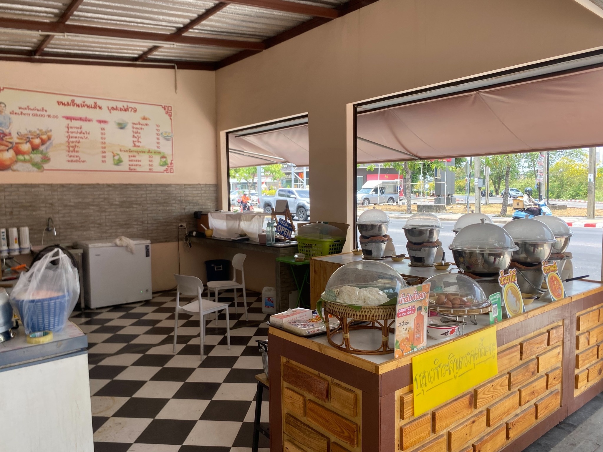 เซ้งด่วน ร้านขนมจีนบุฟเฟต์ ตรงข้าม BigC สุขาภิบาล 5 ติดถนนใหญ่ ด้านในแบบศูนย์อาหาร